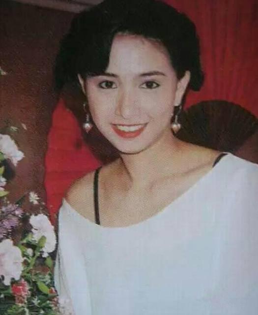 最美港姐坐擁「8層獨棟豪宅」大片透明外牆美翻　最大亮點「絕美空中花園」與三兒女同住
