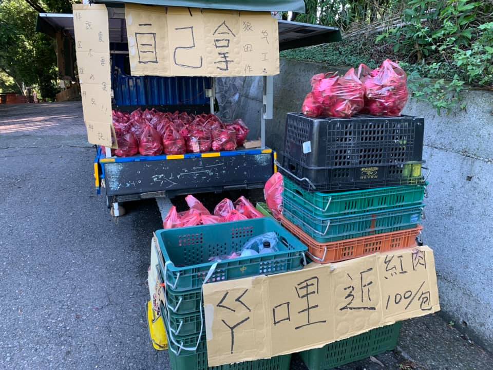 老闆還在田裡！貨車上擺火龍果「一袋100自己拿」　10個小時後「回到車上秒傻住」：不愧是台灣