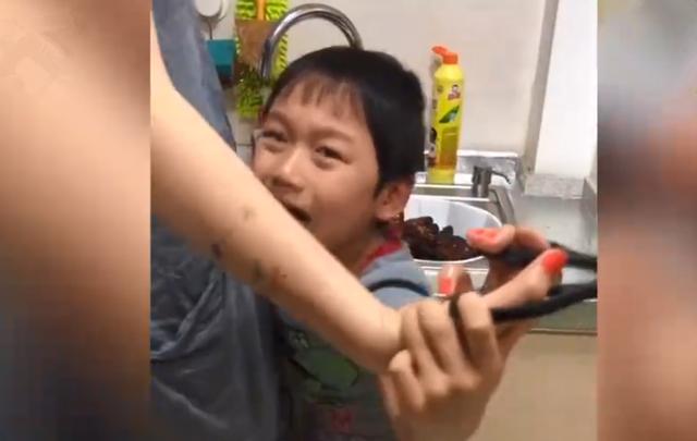 養出感情！4歲小男孩見「媽媽處理小龍蝦」失聲大哭　下秒「態度180度神反轉」笑翻網友：還是太年輕