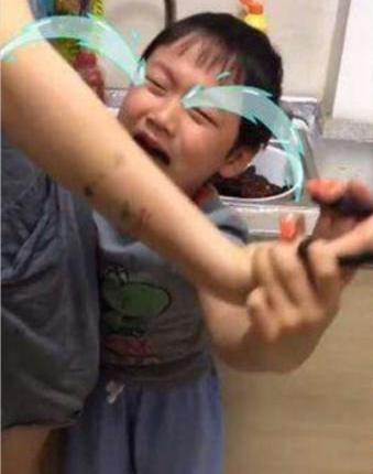 養出感情！4歲小男孩見「媽媽處理小龍蝦」失聲大哭　下秒「態度180度神反轉」笑翻網友：還是太年輕