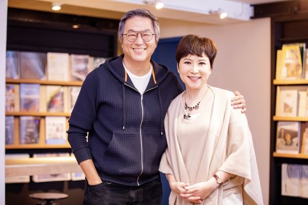 交往3個月閃婚！退休女主播患病「教授尪細心守身旁」答應嫁　近況曝光「到不同地禪修」見證最美人性