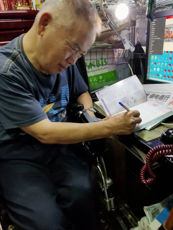 手不停地顫抖！76歲老爸「堅持每天寫日記」被兒子發現　含淚「看懂每頁蝌蚪文」網鼻酸：父子連心