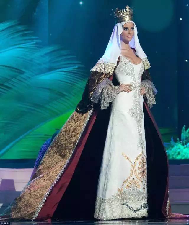 17位世界環球小姐「穿上自己國家傳統服裝」登場！希臘小姐太仙「當韓國小姐一現身」全場秒看呆
