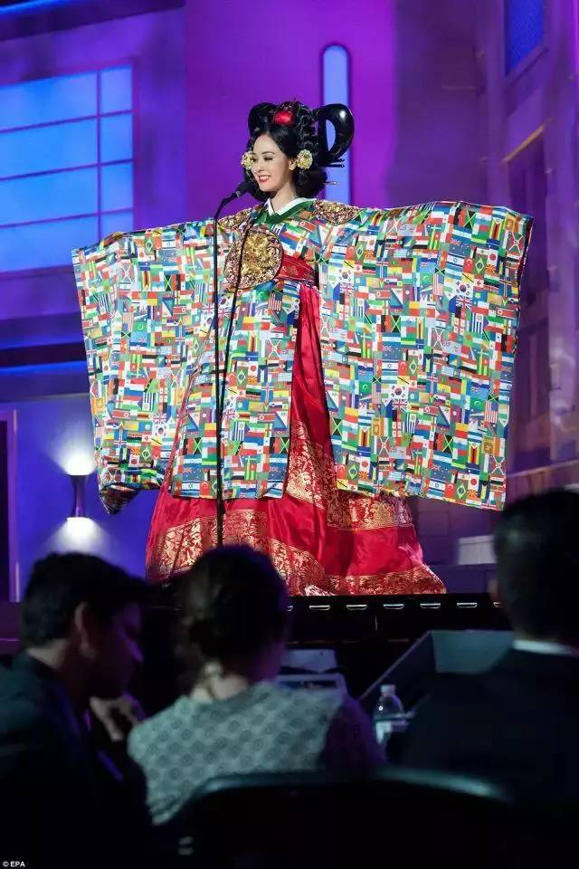 17位世界環球小姐「穿上自己國家傳統服裝」登場！希臘小姐太仙「當韓國小姐一現身」全場秒看呆
