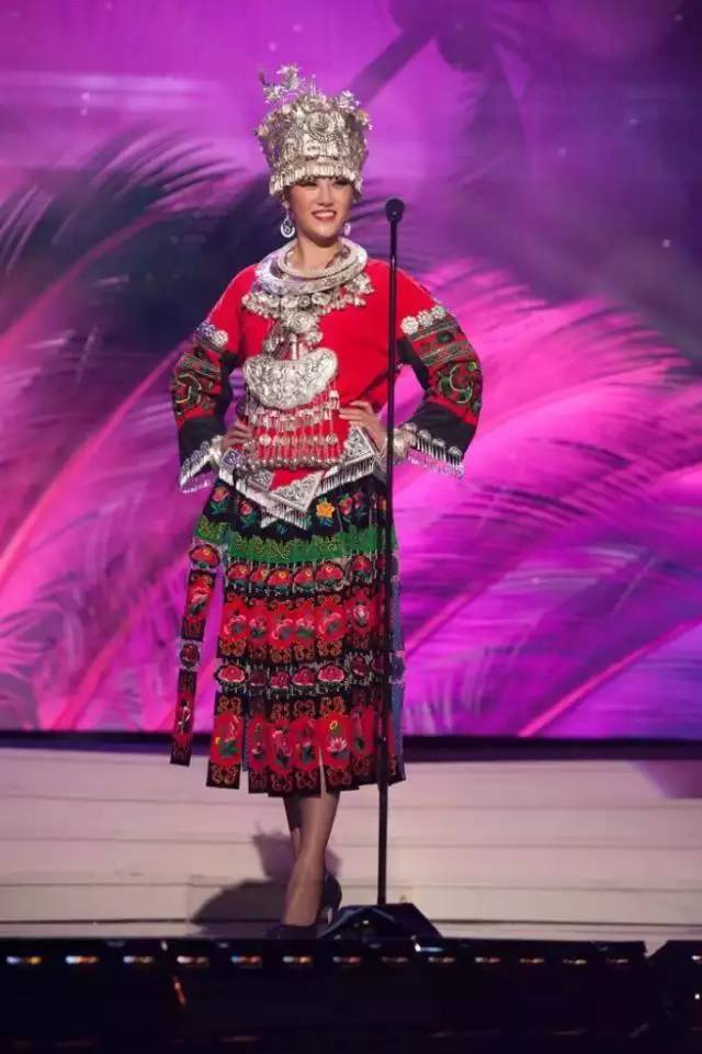 17位世界環球小姐「穿上自己國家傳統服裝」登場！希臘小姐太仙「當韓國小姐一現身」全場秒看呆