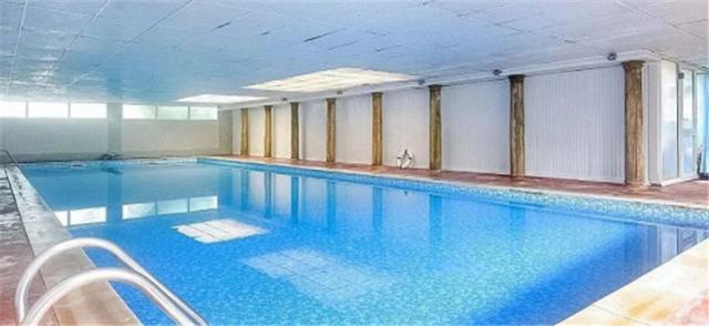 47年前只花9.9萬買下一座塔！家人各住一層「內景如宮殿」　今73歲主人「爬不動330級台階」價格翻倍賣