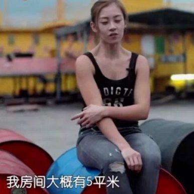 最美搬運工！美女每日「肩扛上百公斤重物」賣力工作　住1.5坪房「曝坎坷身世樂觀度日」腳踏實地