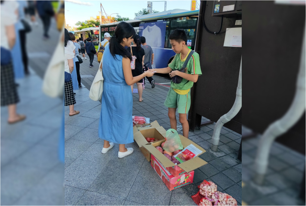 懂事到讓人心疼！視障國中生「不捨媽媽全盲又生病」獨自擺攤賣水果　別人放學玩樂「他努力扛家計」：一點也不苦