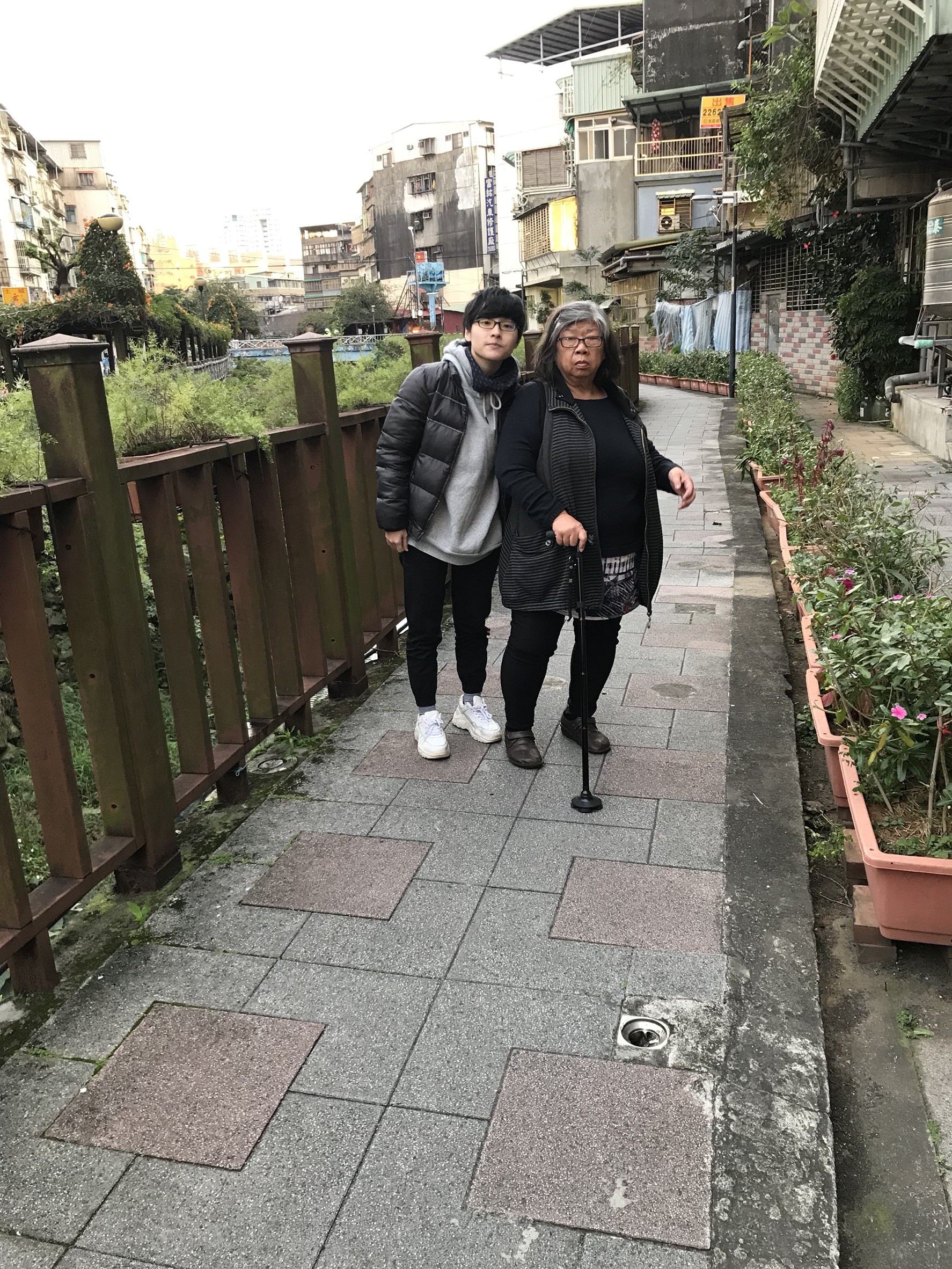 懂事到讓人心疼！視障國中生「不捨媽媽全盲又生病」獨自擺攤賣水果　別人放學玩樂「他努力扛家計」：一點也不苦
