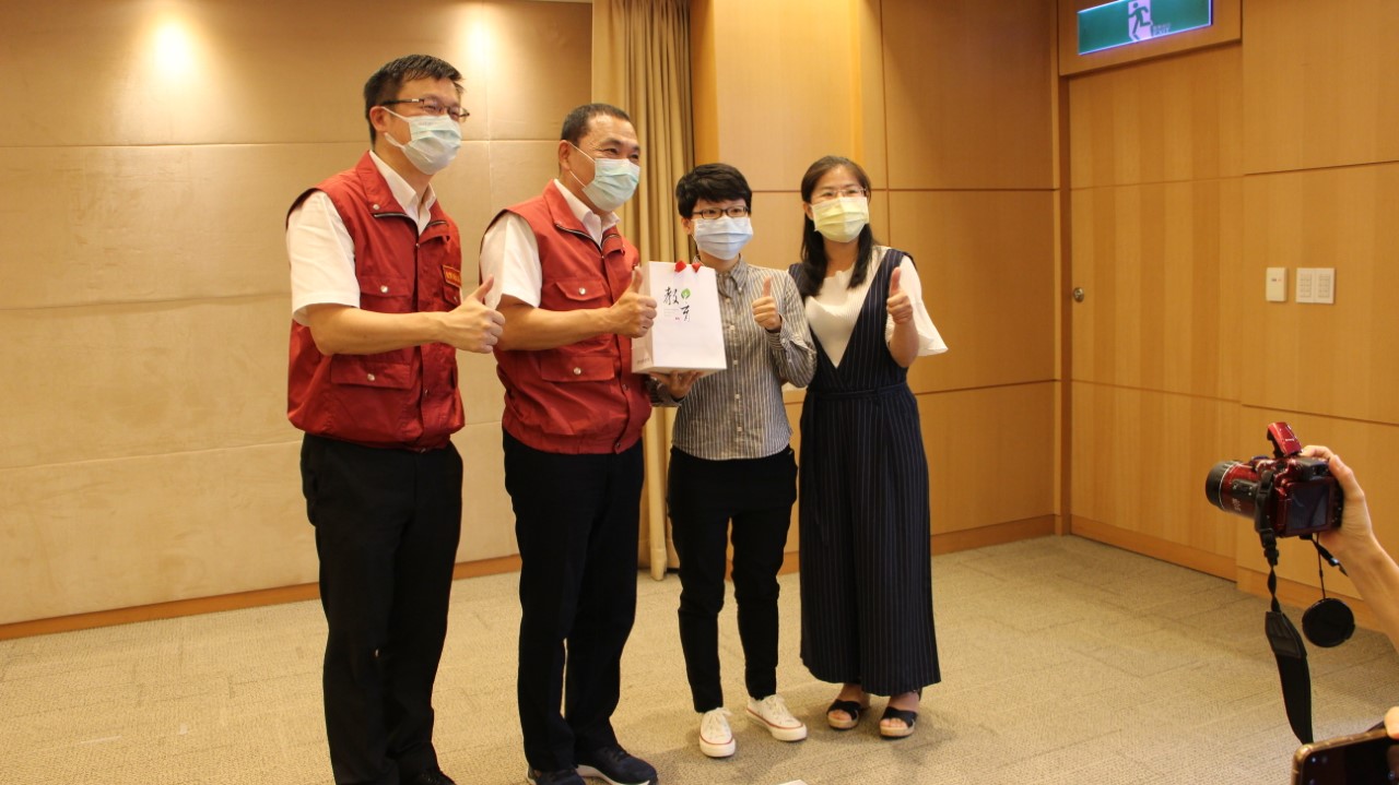 懂事到讓人心疼！視障國中生「不捨媽媽全盲又生病」獨自擺攤賣水果　別人放學玩樂「他努力扛家計」：一點也不苦