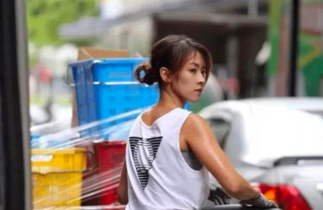最美搬運工！美女每日「肩扛上百公斤重物」賣力工作　住1.5坪房「曝坎坷身世樂觀度日」腳踏實地