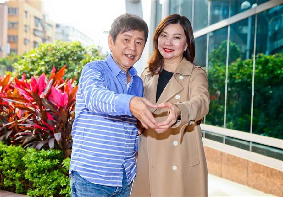 72歲黃西田昔欠5千萬「小15歲愛妻挺孕肚工作」不離棄　「結婚34年甜蜜如初」眼神都是愛意