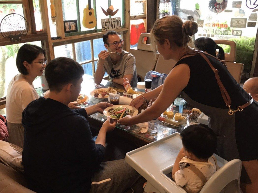 卸下明星光環端盤子！小嫻離婚2年曝：「有幾個大叔來找我」　坦言條件變很高「要贏過我才行」