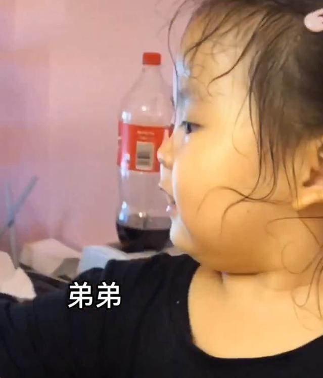 一直想要弟弟！女兒指著爸爸隆起的大肚子「寄予厚望」　每天深情「加油打氣」媽媽笑翻：該怎麽解釋才好？