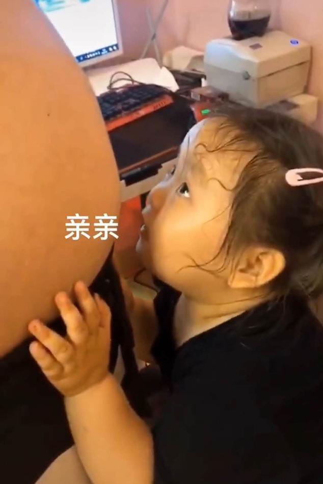 一直想要弟弟！女兒指著爸爸隆起的大肚子「寄予厚望」　每天深情「加油打氣」媽媽笑翻：該怎麽解釋才好？