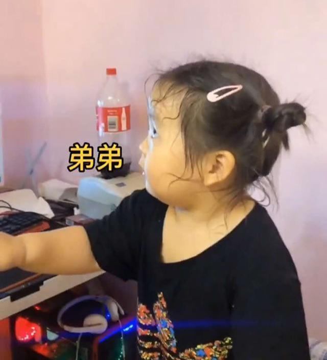 一直想要弟弟！女兒指著爸爸隆起的大肚子「寄予厚望」　每天深情「加油打氣」媽媽笑翻：該怎麽解釋才好？