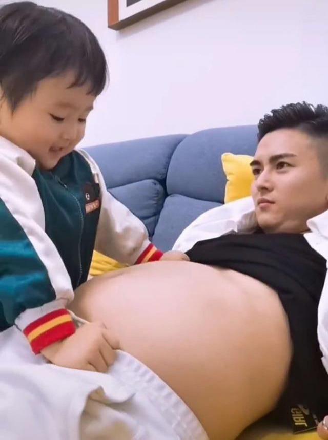 一直想要弟弟！女兒指著爸爸隆起的大肚子「寄予厚望」　每天深情「加油打氣」媽媽笑翻：該怎麽解釋才好？