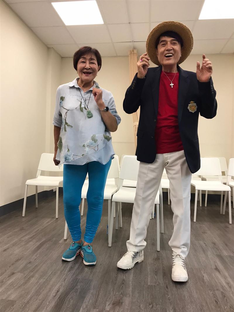 再次站起來！86歲鑽石歌王「甩輪椅人生」曝近況：誓言95歲繼續唱　妻離世22年「忘不了她的好」曝甜密過往