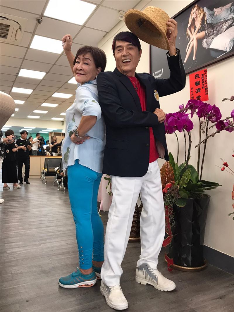 再次站起來！86歲鑽石歌王「甩輪椅人生」曝近況：誓言95歲繼續唱　妻離世22年「忘不了她的好」曝甜密過往