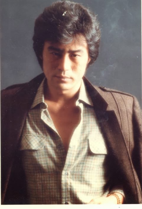巔峰時宣布息影！74歲金馬影帝「隱居千坪豪宅」拒絕復出　「變身大草原牛仔」退休近況曝光