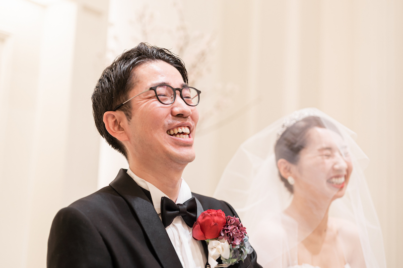當花童好累！才剛進場「睡到快翻過去」員工好慌張　新人笑著抱起「他眼睛還是沒睜開」照片網笑翻