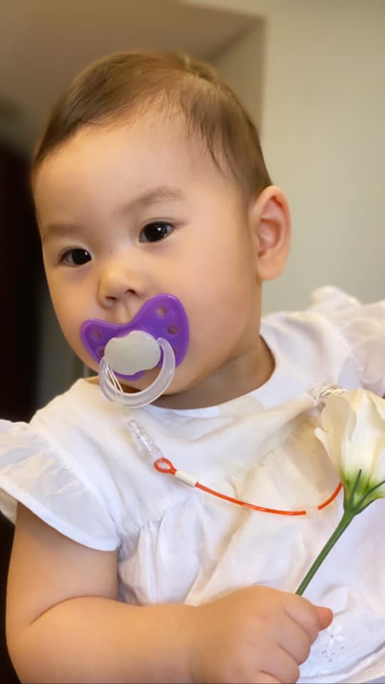 最小千金亮相！朱芯儀曬「1歲女兒嘴邊肉萌翻」全家最寵愛　謝賈靜雯贈送「穿BO妞恩典牌」笑：生對時機