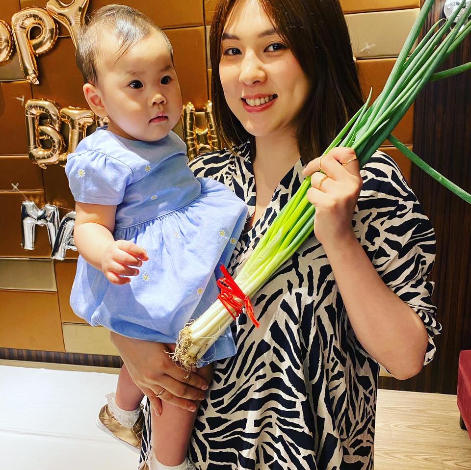 最小千金亮相！朱芯儀曬「1歲女兒嘴邊肉萌翻」全家最寵愛　謝賈靜雯贈送「穿BO妞恩典牌」笑：生對時機