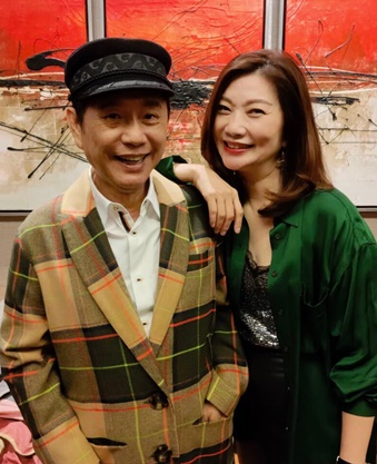 72歲黃西田昔欠5千萬「小15歲愛妻挺孕肚工作」不離棄　「結婚34年甜蜜如初」眼神都是愛意