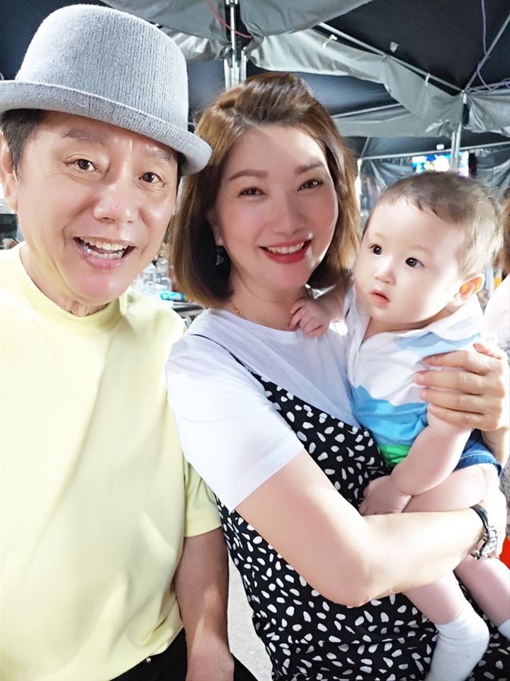 72歲黃西田昔欠5千萬「小15歲愛妻挺孕肚工作」不離棄　「結婚34年甜蜜如初」眼神都是愛意