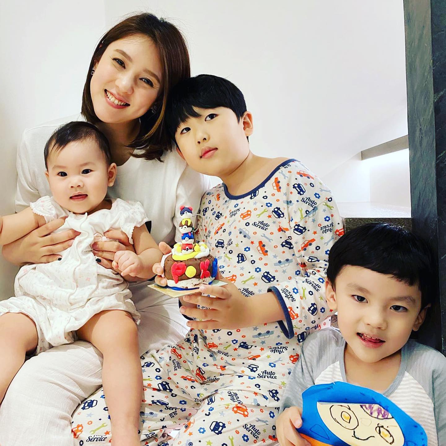 最小千金亮相！朱芯儀曬「1歲女兒嘴邊肉萌翻」全家最寵愛　謝賈靜雯贈送「穿BO妞恩典牌」笑：生對時機