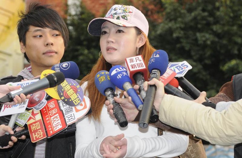 生母13歲生下她！裴琳落淚認悲慘身世：我是養女　「誤走歹路毀事業」勒戒所悔改：我想報答養父母
