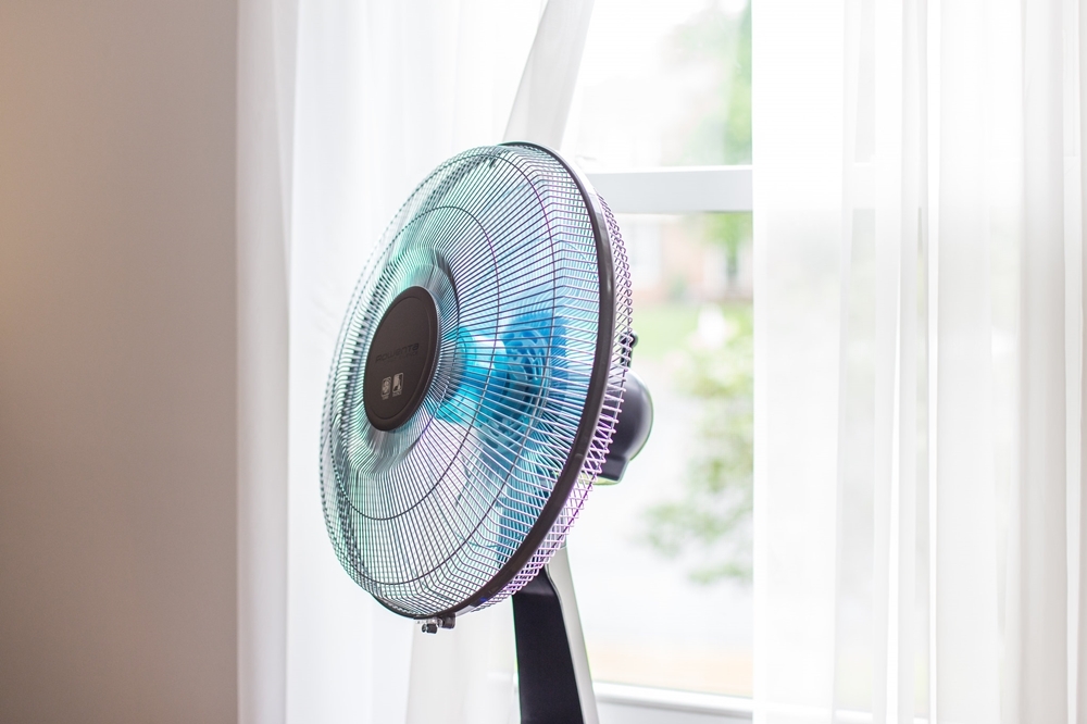 「變頻冷氣買錯」更燒錢！電器行老闆「推薦大一級」背後藏秘密　「遙控器上有玄機」涼爽顧荷包