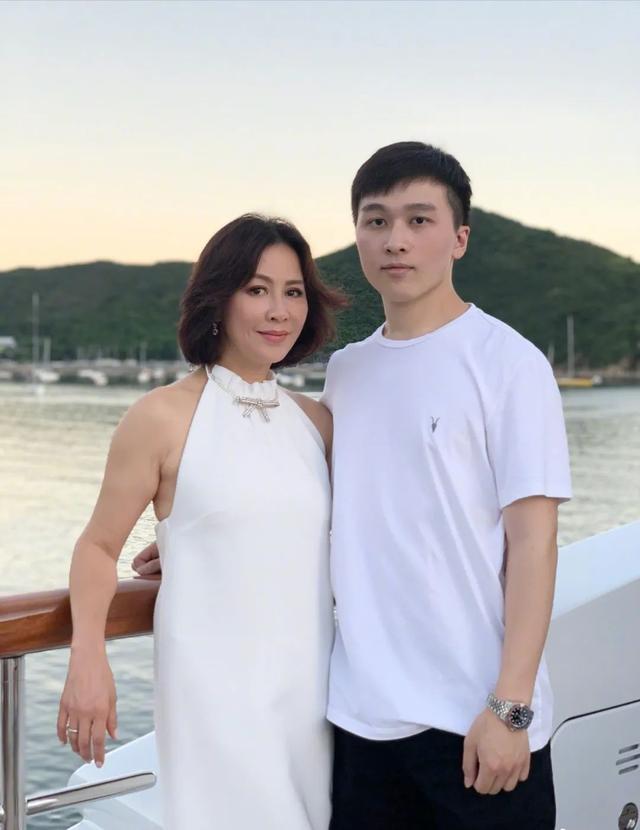身價36億膝下無子！54歲劉嘉玲把「侄子當兒子」送百萬豪車當畢業禮 　「姑侄合照似母子」或成財產繼承人