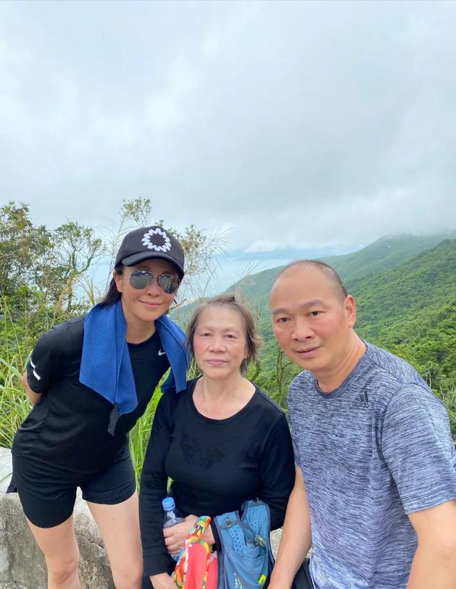 身價36億膝下無子！54歲劉嘉玲把「侄子當兒子」送百萬豪車當畢業禮 　「姑侄合照似母子」或成財產繼承人