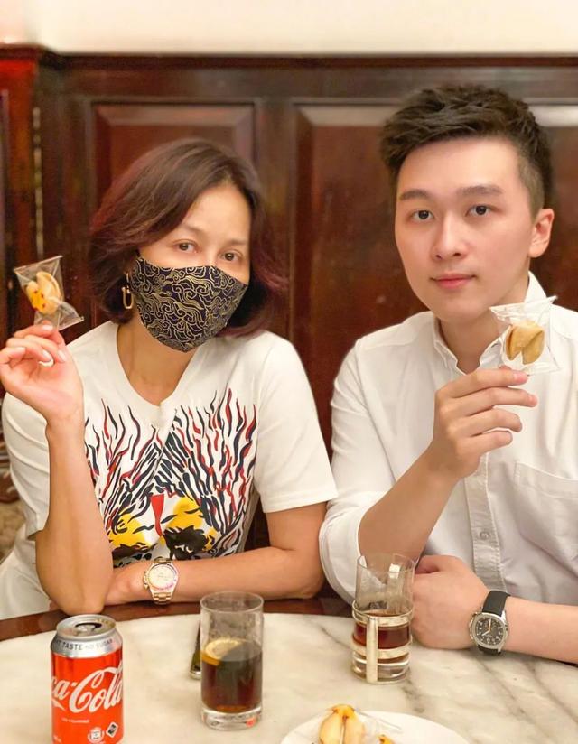身價36億膝下無子！54歲劉嘉玲把「侄子當兒子」送百萬豪車當畢業禮 　「姑侄合照似母子」或成財產繼承人
