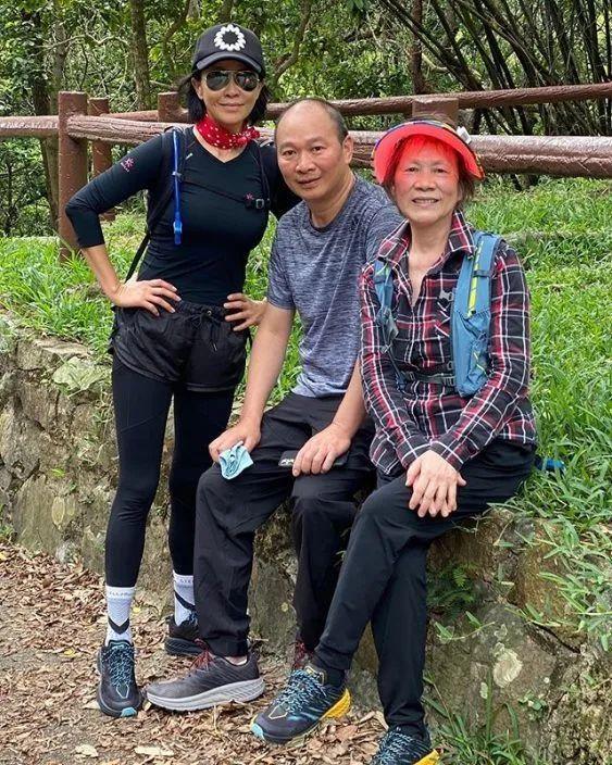身價36億膝下無子！54歲劉嘉玲把「侄子當兒子」送百萬豪車當畢業禮 　「姑侄合照似母子」或成財產繼承人