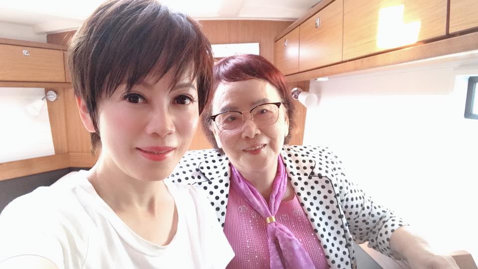 「阿信主播」陳雅琳不捨母「顧攤夫養4子女」苦學拿獎學金補家用　失婚「曾10年不敢回家過年」曝為女心酸