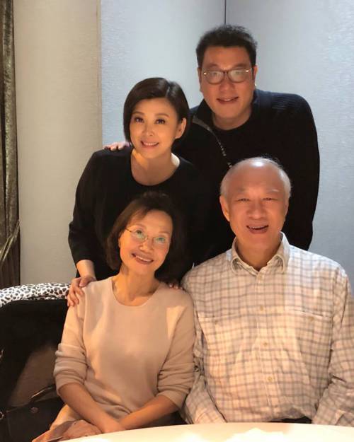 哽咽認不孝！方馨憶昔「拚命工作還前夫千萬債」今積極彌補　憾父親先走「堅強諾代父顧母」：媽媽我來保護