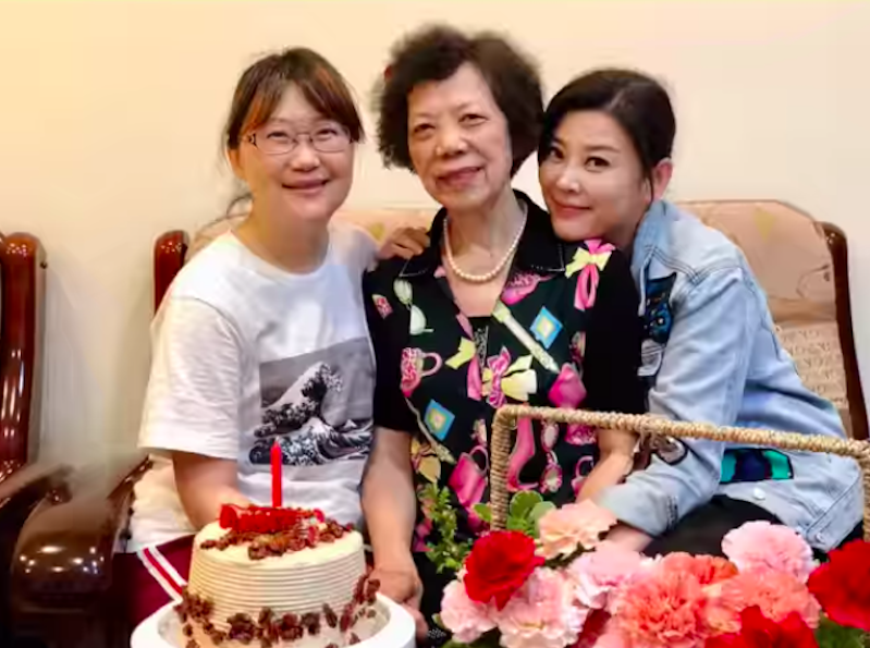 哽咽認不孝！方馨憶昔「拚命工作還前夫千萬債」今積極彌補　憾父親先走「堅強諾代父顧母」：媽媽我來保護