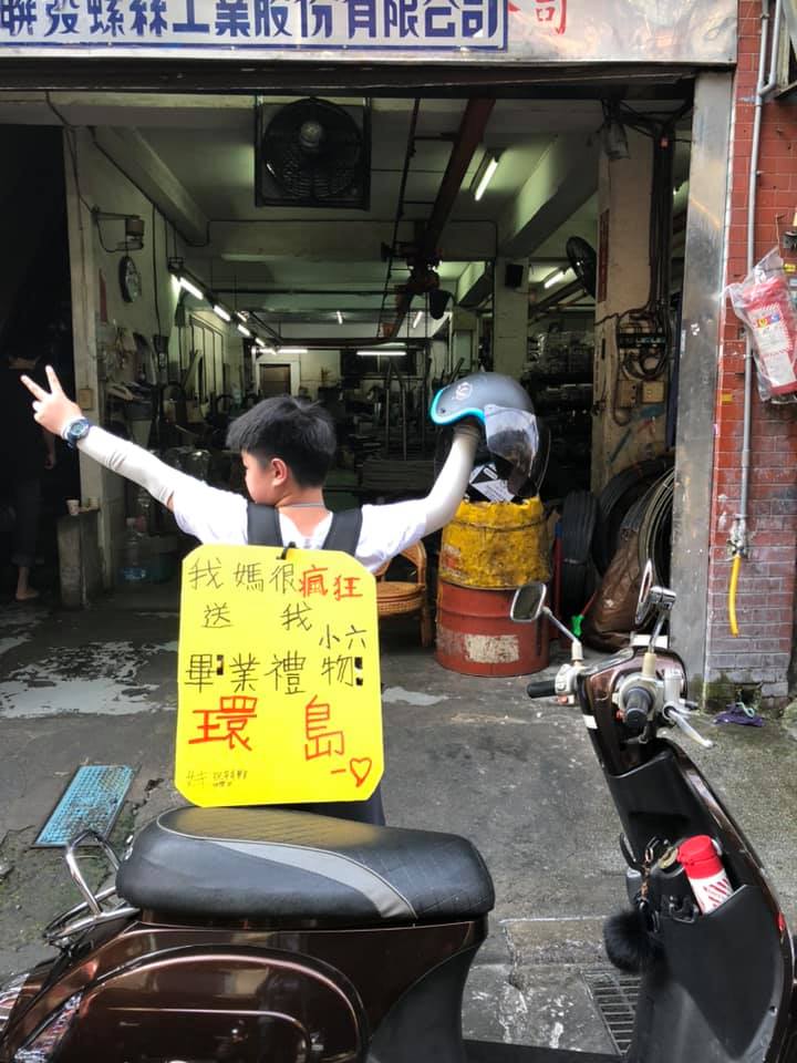 等紅燈發現隔壁「24小時耐力環島」向女友求婚！ 2兄弟義氣相挺「背上板子卻透露心聲」網笑歪