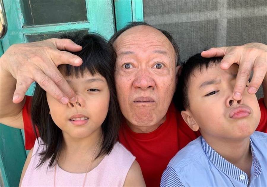 60歲才當爸！金士傑「從不婚到24孝奶爸」坦言：對女兒偏心　「在家地位最低」超寵小兩輪妻：她說什麼都對