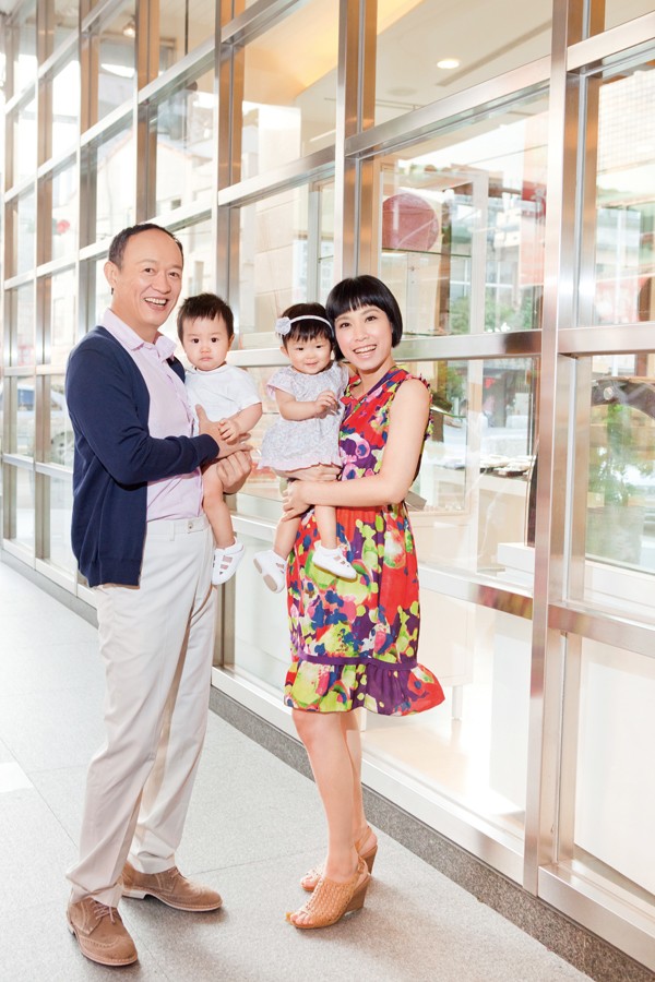 60歲才當爸！金士傑「從不婚到24孝奶爸」坦言：對女兒偏心　「在家地位最低」超寵小兩輪妻：她說什麼都對