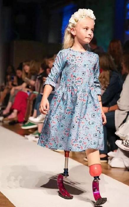 殘缺的天使！9歲女童「天生無腿」走T台驚豔全場　「天使容顏」美哭觀眾：看見臉就忘了她的腿