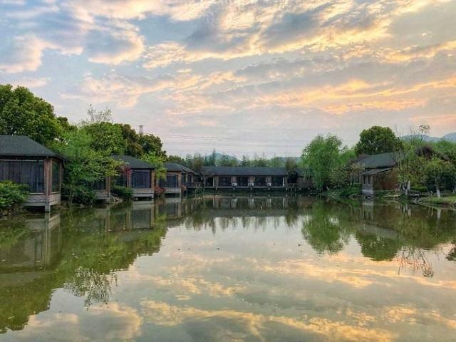 送太太驚喜！53歲農民拚到中年「6個貨櫃打造60坪豪宅」　隱居都市「宛如世外桃源」餘生與妻澆花種菜 