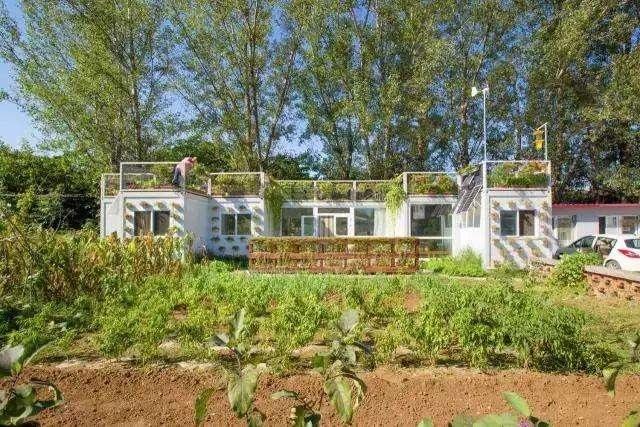 送太太驚喜！53歲農民拚到中年「6個貨櫃打造60坪豪宅」　隱居都市「宛如世外桃源」餘生與妻澆花種菜 