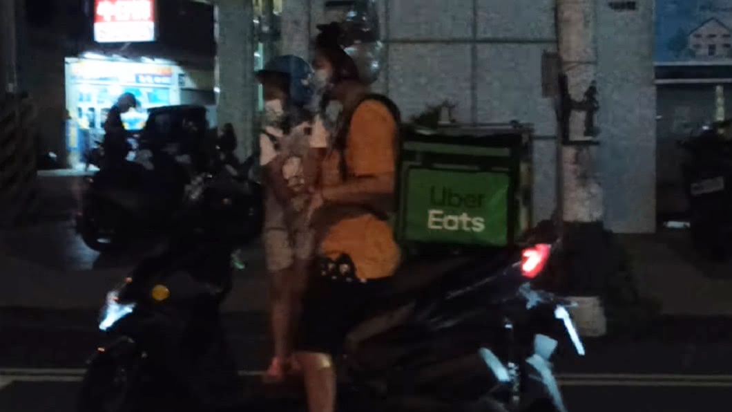 停紅燈眼眶濕了！小女孩抓外送員爸「捧臉啾咪8秒」閃瞎路人　下秒「害羞撒嬌鑽懷裡」網喊：再辛苦都值得