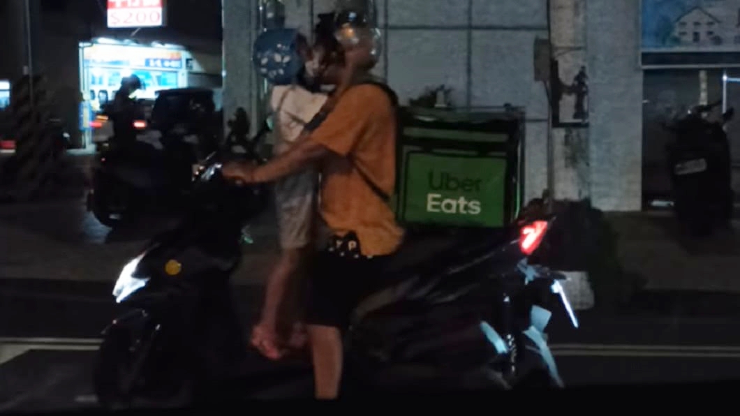停紅燈眼眶濕了！小女孩抓外送員爸「捧臉啾咪8秒」閃瞎路人　下秒「害羞撒嬌鑽懷裡」網喊：再辛苦都值得