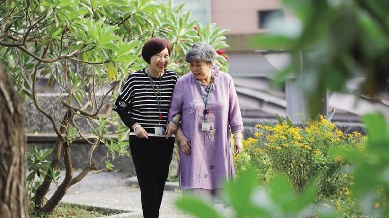 不麻煩兒女！她怕打擾兒孫生活「揪好姊妹住養老村」　驚喜「偶遇老同學」重拾宿舍生活：這裡真的棒