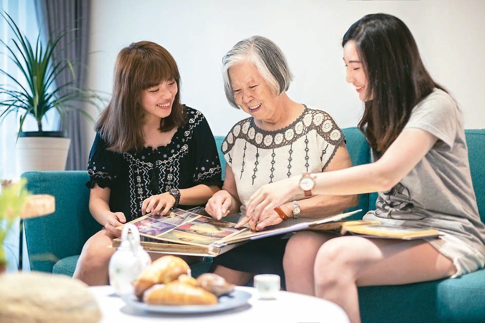 不麻煩兒女！她怕打擾兒孫生活「揪好姊妹住養老村」　驚喜「偶遇老同學」重拾宿舍生活：這裡真的棒