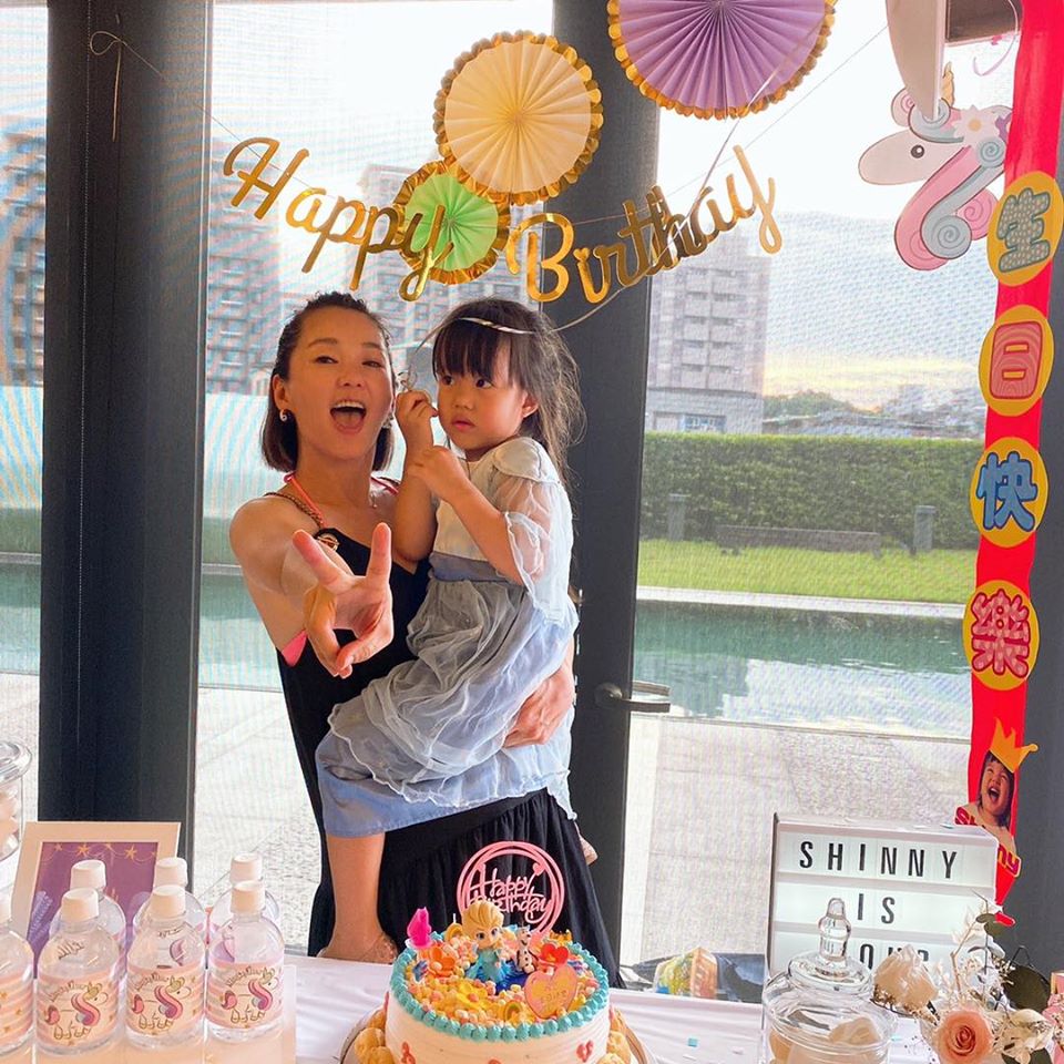 六月女兒4歲了！送愛女「驚喜生日趴」愧疚沒辦抓周　「超狂內部照曝光」她笑：善用振興券
